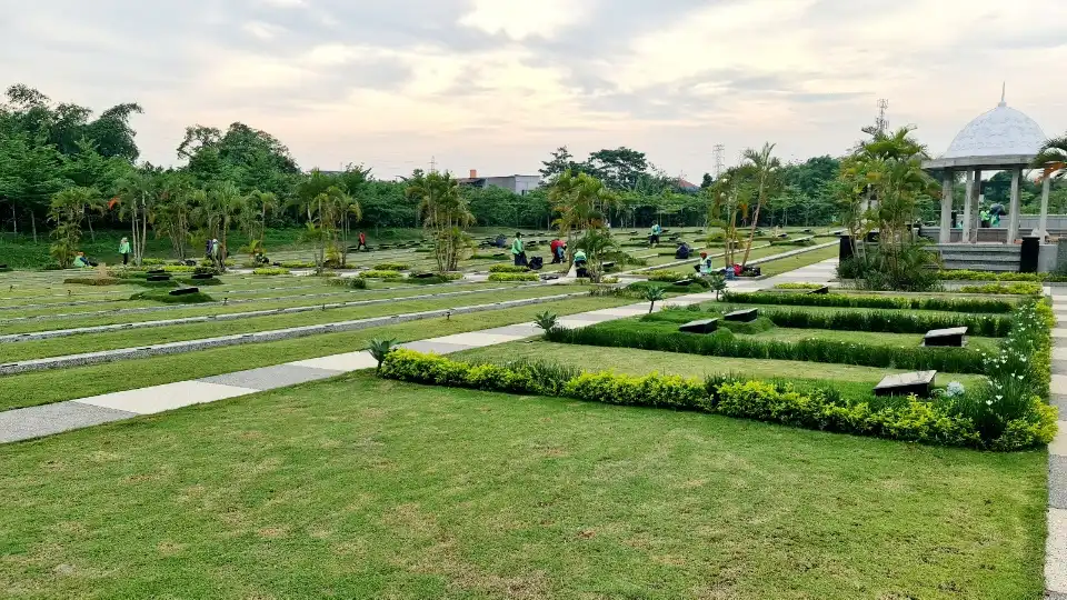 Lahan makam Family Qoronful