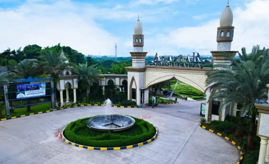 GERBANG UTAMA AL AZHAR MEMORIAL GARDEN