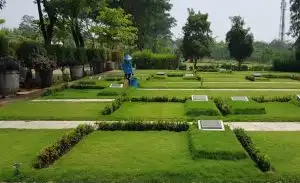 hukum membersihkan makam