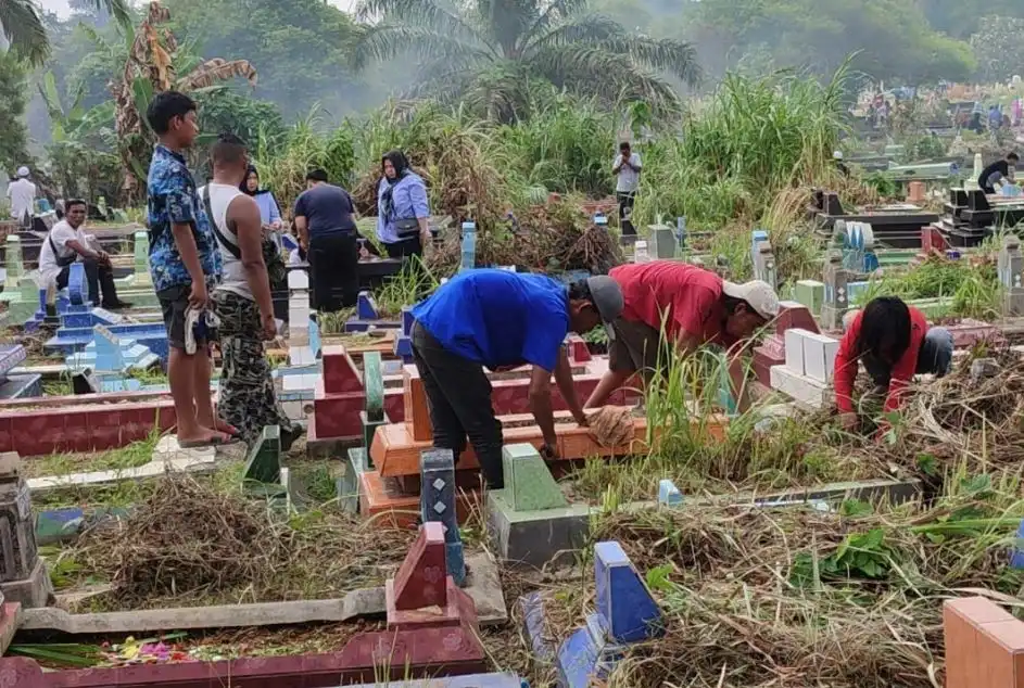 hukum mencabut rumput kuburan