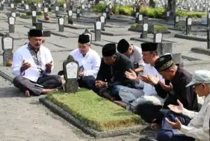 ziarah makam kubur di Idul Fitri